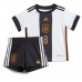 Baby Fußballbekleidung Deutschland Leon Goretzka #8 Heimtrikot WM 2022 Kurzarm (+ kurze hosen)